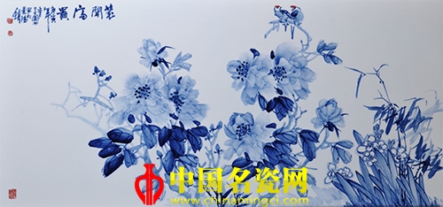 綻放在青花瓷器上的牡丹