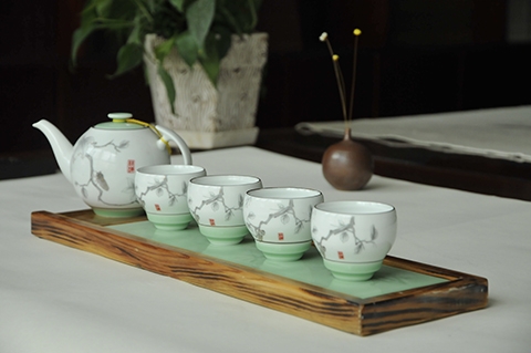 給我倒杯茶吧,請用這精美的中國瓷杯