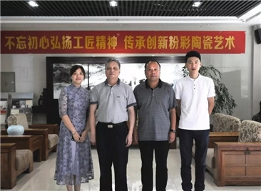 熱烈歡迎省市領(lǐng)導(dǎo)蒞臨粉彩研究院參觀指導(dǎo)工作