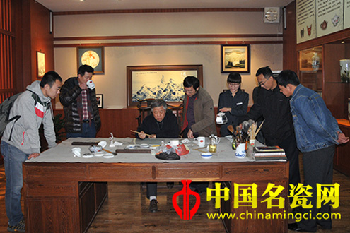 著名畫(huà)家朱伯華:感受陶瓷 揮墨瓷上